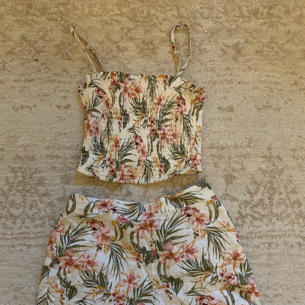 High waisted shorts and crop top floral two piece - Picture 2 of 9